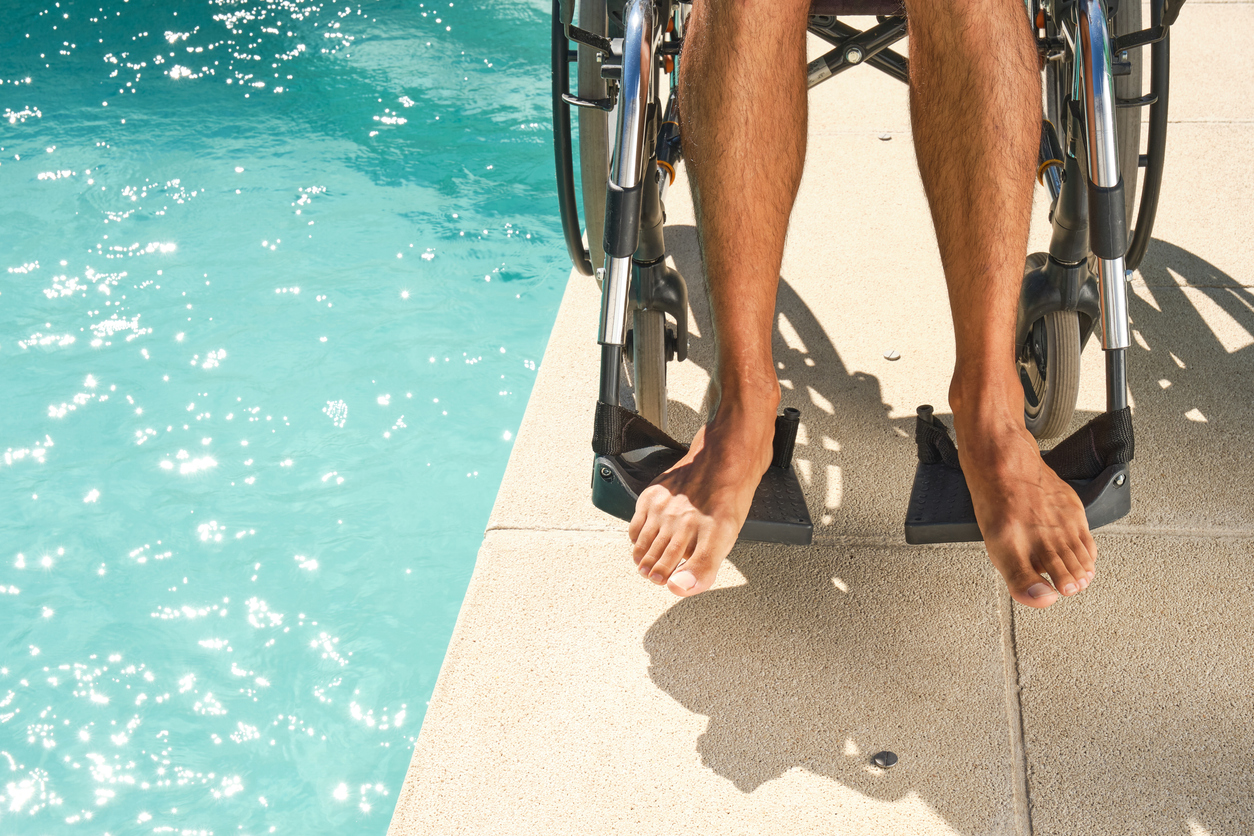Mit dem Rollstuhl ins Schwimmbad: Barrierefreier Badespaß im Sommer - Urlaub barrierefrei